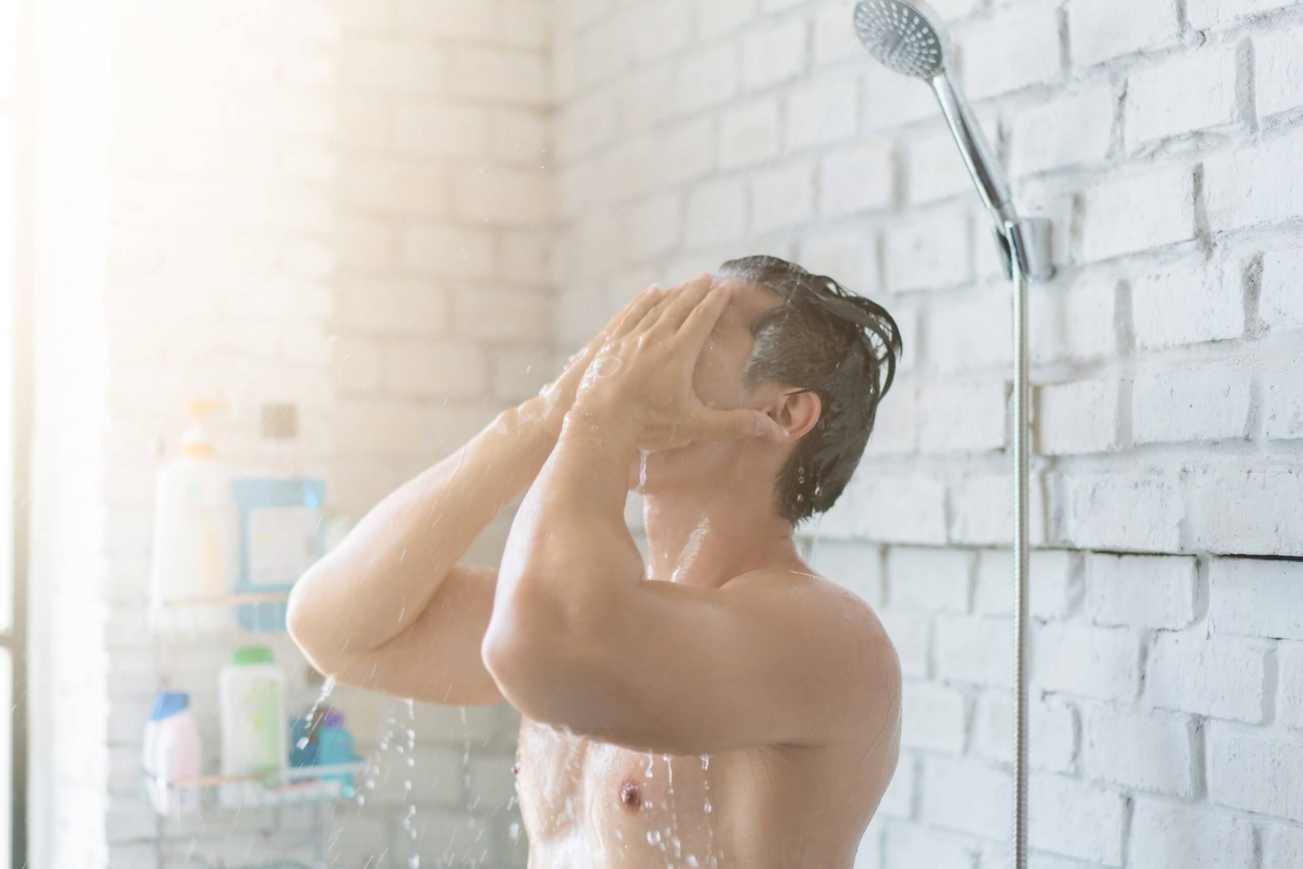 ผู้ชายอาบน้ำ 