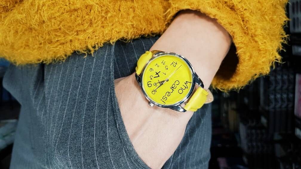 นาฬิกาหน้าปัดสีเหลือง